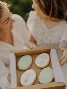 Cutie elegantă cu inscripție